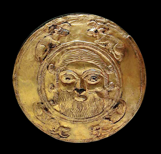 اثری5400 ساله با هسته‌ای از قیر با پوشش نقره و طلا که نمود یک پهلوان عیلامی است.