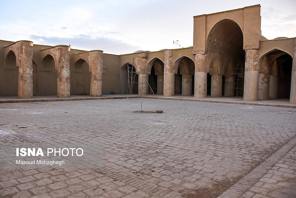 شبستان مسجد تاریخانه به سبك مسجد النبي ساخته شده است و امروزه نماد شهر دامغان است.