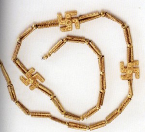 گردنبند با نشان گردونه مهر، یافت شده از گیلان